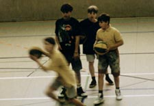 Schler beim Basketball